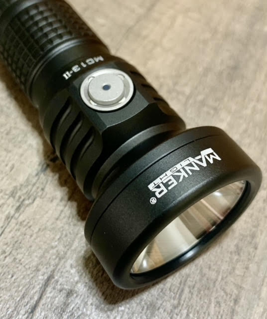 Manker MC13 II SFT40 LED 2000 Lumens with Battery (Black & Sand)